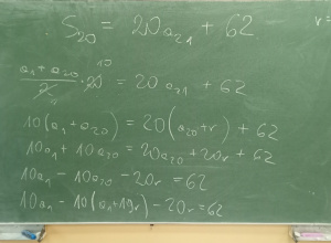 tablica szkolna z zadaniami z matematyki