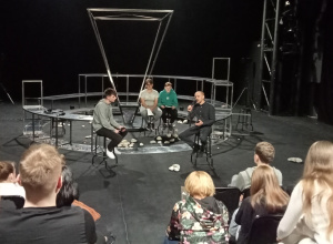 Wyjście do teatru - Dotknąć pustki