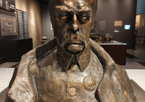 popiersie Józefa Piłsudskiego
