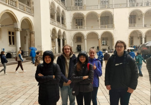 Uczniowie na dziedzińcu Zamku na Wawelu