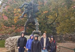 uczniowie przed pomnikiem smoka wawelskiego