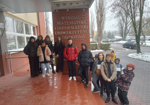 uczestnicy zajęć przed Uniwerystetem Łódzkim
