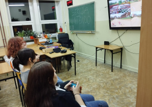 uczniowie grający w gry komputerowe