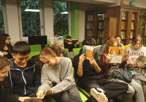 uczniowie w bibliotece