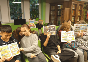 uczniowie w bibliotece