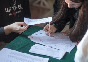 uczennica podpisuje listę wyborczą