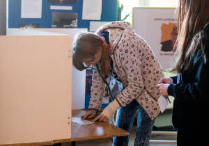 uczennica głosuje