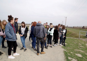 grupa zwiedza obóz koncentracyjny