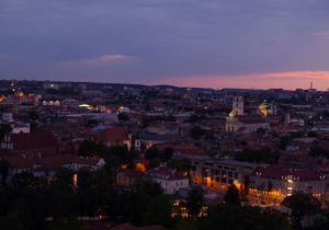 Nocna panorama wileńskiego Starego Miasta ze Wzgórza Trzech Krzyży