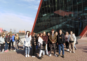 uczestnicy wycieczki przed budynkiem Muzeum II Wojny Światowej