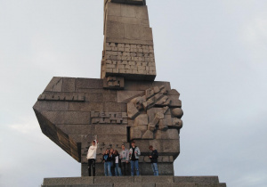 uczestnicy wycieczki przy pomniku na Westerplatte
