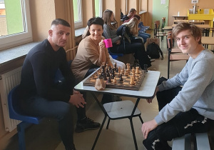 Uczeń gra w szachy z nauczycielem