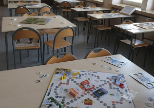 gry planszowe rozłożone na ławkach w sali lekcyjnej