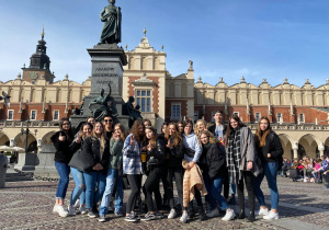 uczestnicy wycieczki przed pomnikiem Adama Mickiewicza w Krakowie