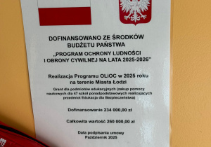 tabliczka informująca do dofinansowaniu pomocy dydaktycznych z programu ochrony ludności i obrony cywilnej na lata 2025-2026